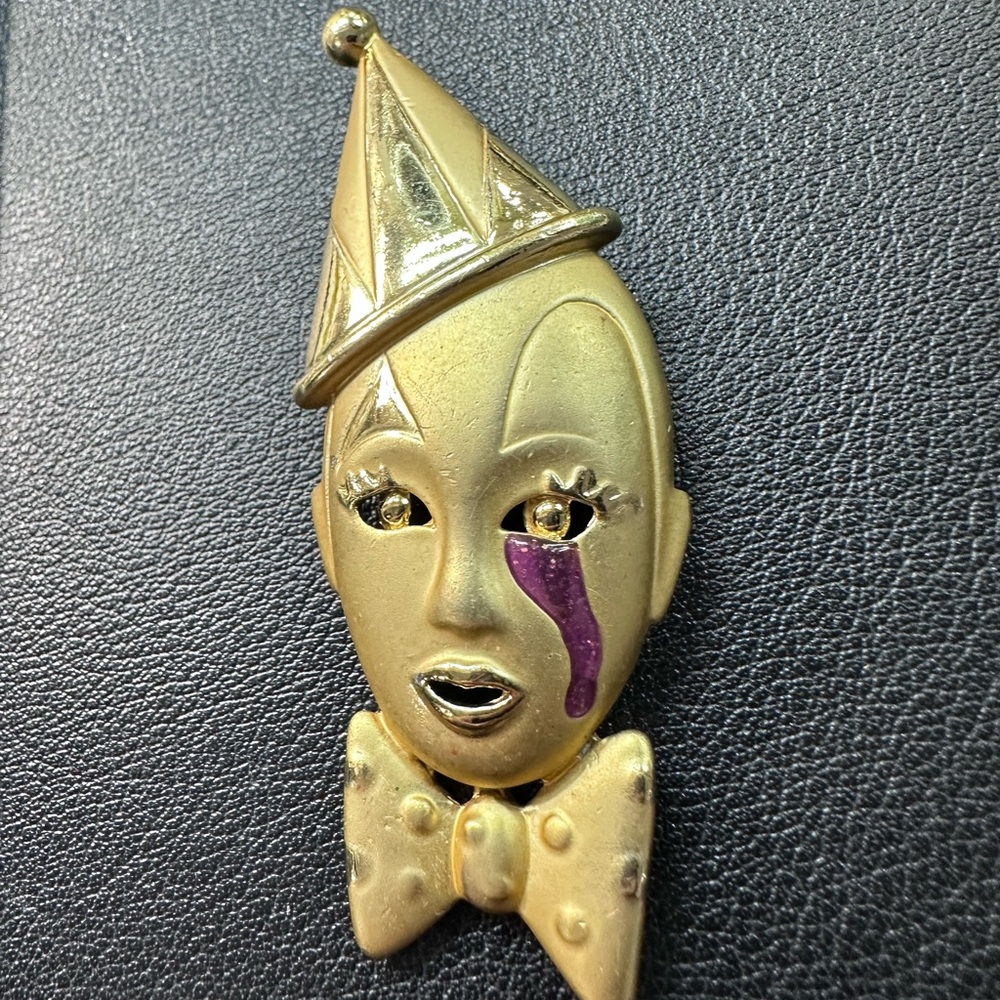 223- Clown Pierrot Gold Face red enamel tear Brooch